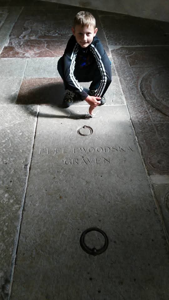 William vid golvhällen med inskriften ”Fleetwoodska graven”. Fotografiet visar ingångens häll, inte gravvalvets inre.